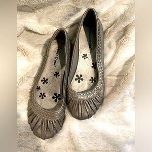 Bare Traps, ballet flat, metallic silver with round toe, size 6.5